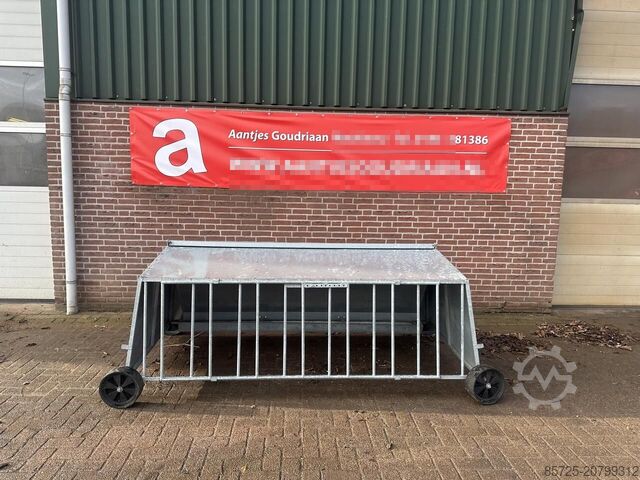 Maskine til transport af husdyr  Lammeren voerplaats met overkapping