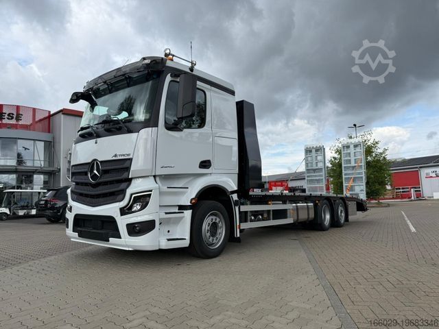 Platós teherautó MERCEDES-BENZ Actros mit Rampen, Maschinentransporter