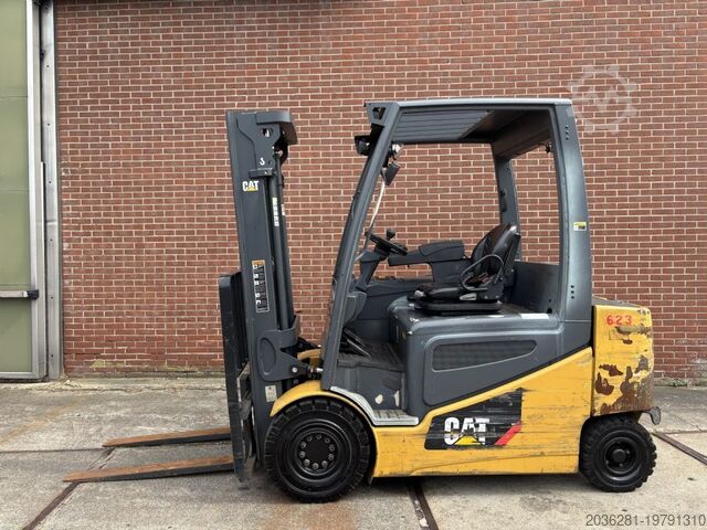 Elektrische vorkheftruck met 4 wielen Caterpillar 2EP5000
