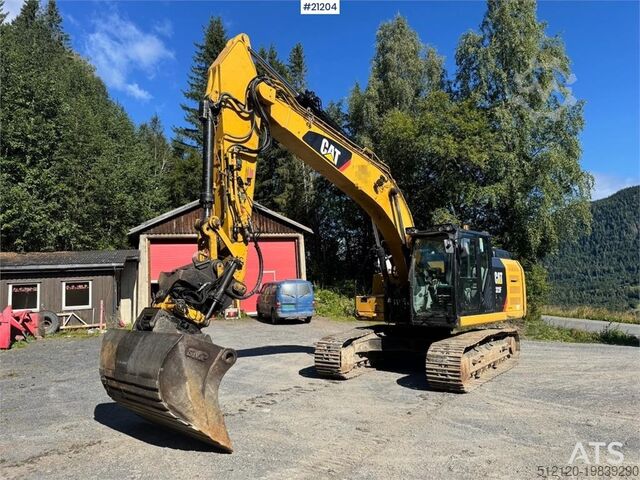 Grävmaskin med larvband Caterpillar 323FL