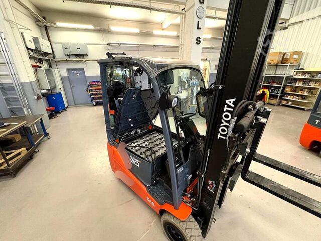 Chariot élévateur électrique 3 roues Toyota 8FBE20T