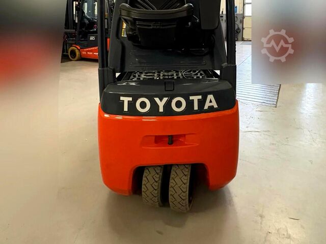 Chariot élévateur électrique 3 roues Toyota 8FBE20T