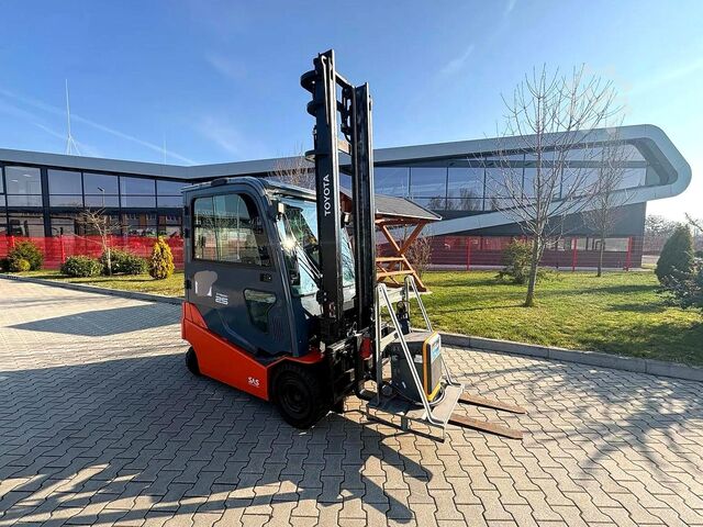 Chariot élévateur électrique 4 roues Toyota 8FBMT25