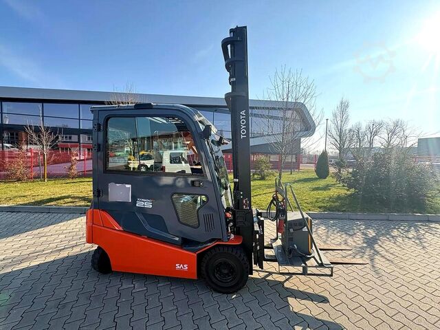 Chariot élévateur électrique 4 roues Toyota 8FBMT25