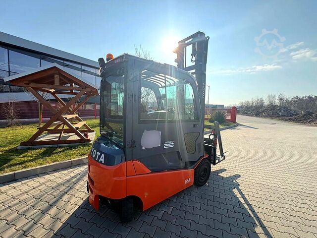 Chariot élévateur électrique 4 roues Toyota 8FBMT25