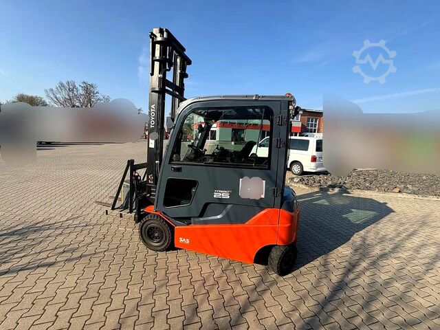 Chariot élévateur électrique 4 roues Toyota 8FBMT25