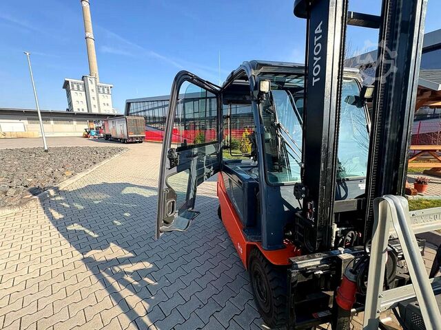Chariot élévateur électrique 4 roues Toyota 8FBMT25