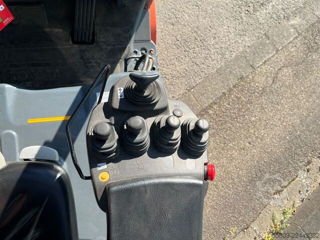 Carrello elevatore elettrico a 4 ruote Toyota 8FBEK16T