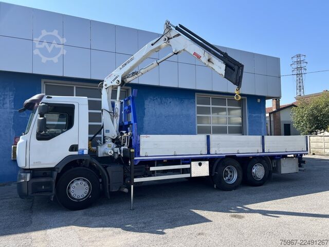Lastbil med fast lad og kran Renault Premium 340