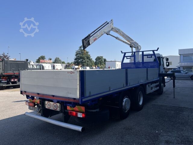 Lastbil med fast lad og kran Renault Premium 340