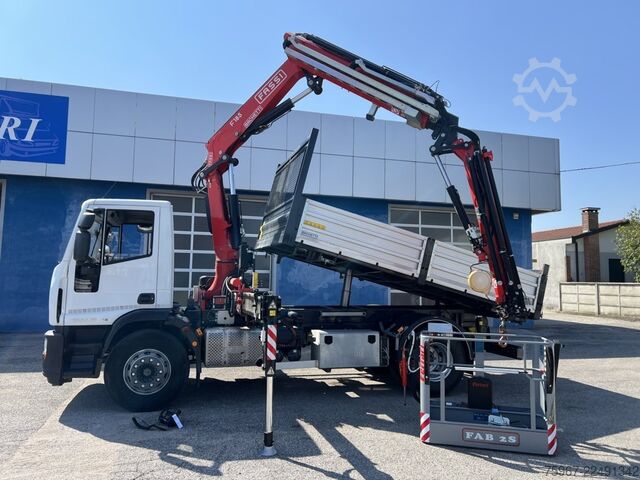 Trevejs tipvogn med kran Iveco Eurocargo 180e28