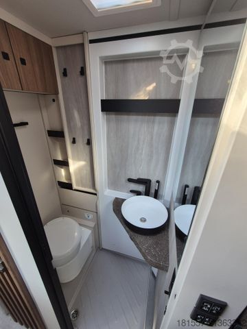 Half-integraal camper BÜRSTNER Signature SFT 7.4 180PS, 18, AHK, Markise