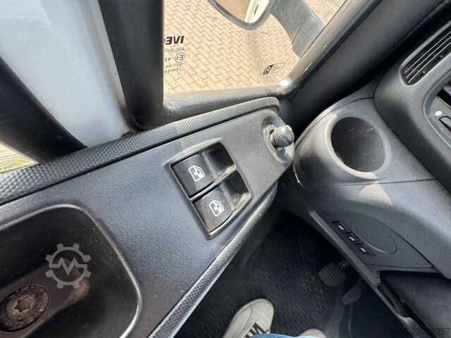 Dobozos furgon IVECO Daily 70C18 Hi-Matic Koffer mit Ladebordwand