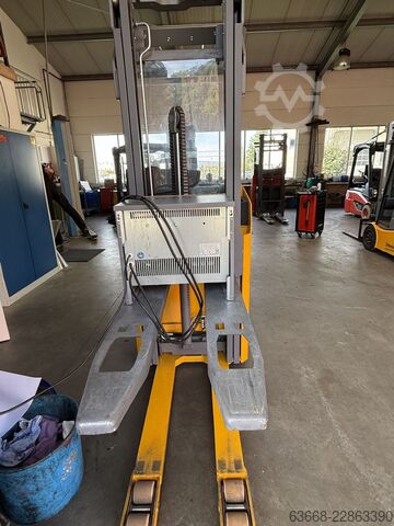 Stand-on gaffeltruck Jungheinrich ESC 214