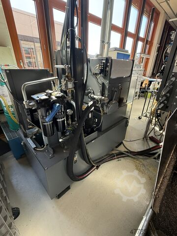 CNC mašinski centar sa robotom CHIRON FZ 15 WM HS