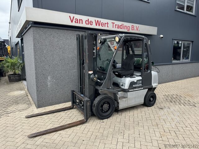 Nissan UD02A25PQ Triplex 475 Free Lift/Sideshift LPG 2005 NISSAN UD02A25PQ Triplo 475 Freelift/Sideshift LPG 2005