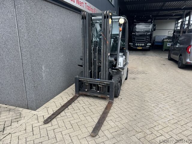 Nissan UD02A25PQ Triplex 475 Free Lift/Sideshift LPG 2005 NISSAN UD02A25PQ Triplo 475 Freelift/Sideshift LPG 2005