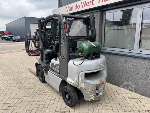 Nissan UD02A25PQ Triplex 475 Free Lift/Sideshift LPG 2005 NISSAN UD02A25PQ Triplo 475 Freelift/Sideshift LPG 2005