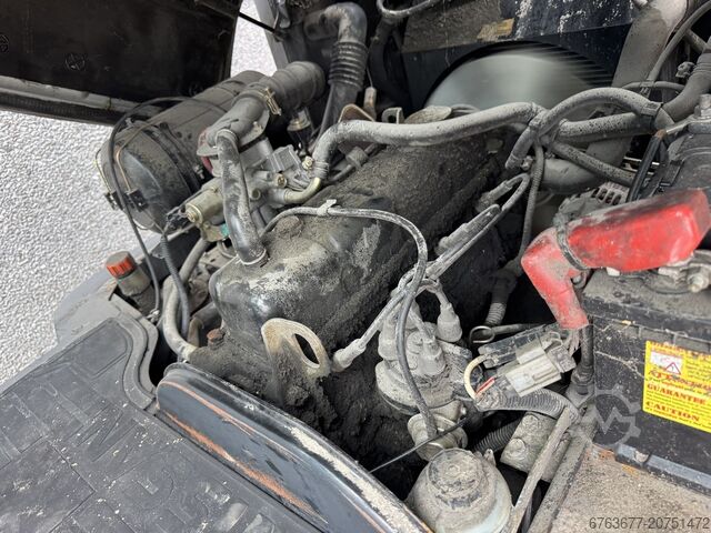 Nissan UD02A25PQ Triplex 475 Free Lift/Sideshift LPG 2005 NISSAN UD02A25PQ Triplo 475 Freelift/Sideshift LPG 2005