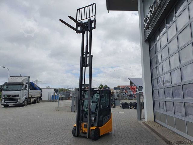 Ανυψωτικό περονοφόρο με εμπρόσθιο φορτηγό JUNGHEINRICH EFG 215 / Triplex: 4.25m! / SS / 4.297h!