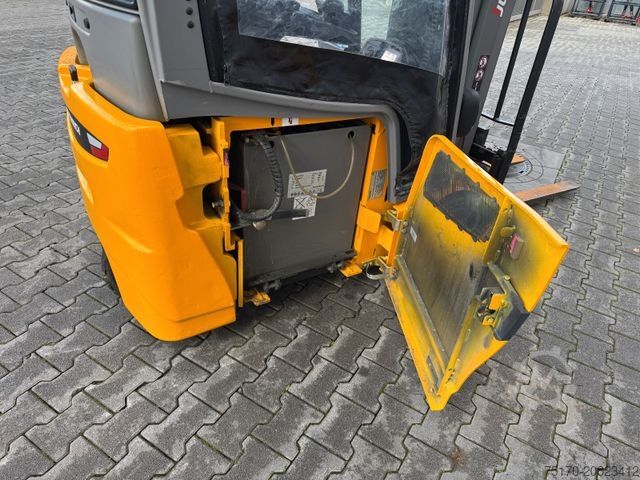 Ανυψωτικό περονοφόρο με εμπρόσθιο φορτηγό JUNGHEINRICH EFG 215 / Triplex: 4.25m! / SS / nur 3.092h!