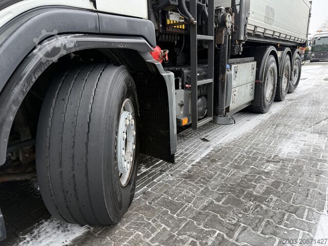 Tipper truck Volvo FM410 8X4 Kipper mit Kran HIAB 244-5