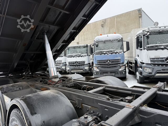 Tipper truck Volvo FM410 8X4 Kipper mit Kran HIAB 244-5