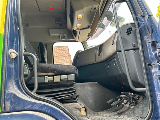 Dobozos teherautó RENAULT 330 DXI Koffer Fahrschule 4x2