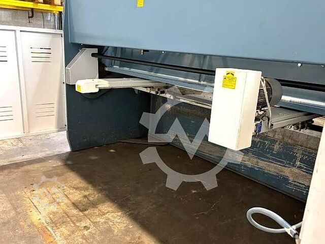 Guilhotina de chapa Durma SBT 3013, ano 2017 Durma SBT 3013