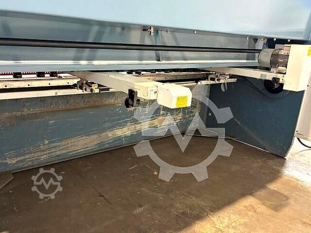 Guilhotina de chapa Durma SBT 3013, ano 2017 Durma SBT 3013