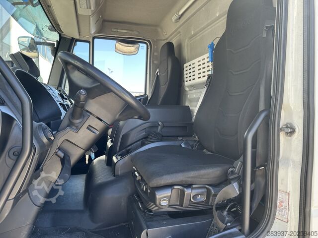 Lastbil med flak och presenning Iveco ML 140 E 28 P