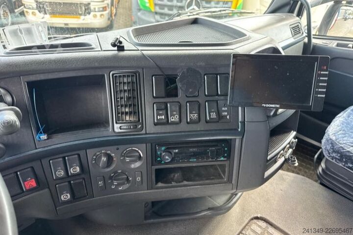 Gru montata su autocarro VOLVO FH-460 6x2 HMF2420-7