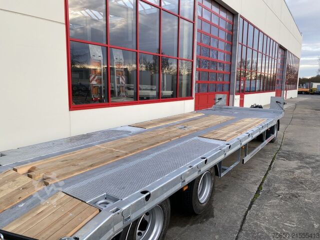 Low loader trailer Möslein T 3-8,20 P VB H1 Blatt  3 Achs Tieflader mit gerader Ladefläche 8,10 m, Neufahrzeug