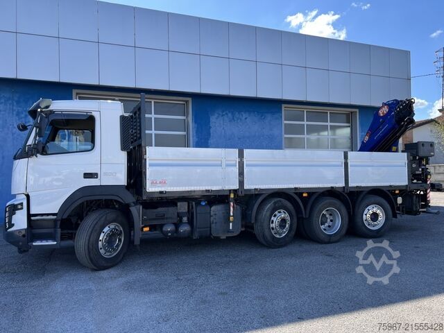 Lastbil med fast flak och kran Volvo FMX 500
