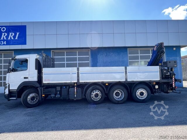 Lastbil med fast flak och kran Volvo FMX 500