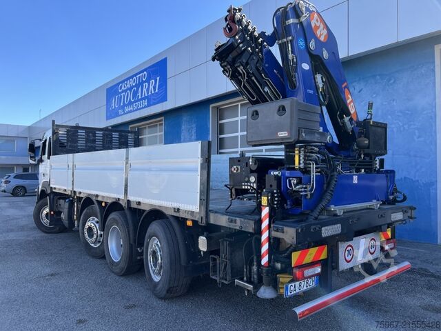 Lastbil med fast flak och kran Volvo FMX 500