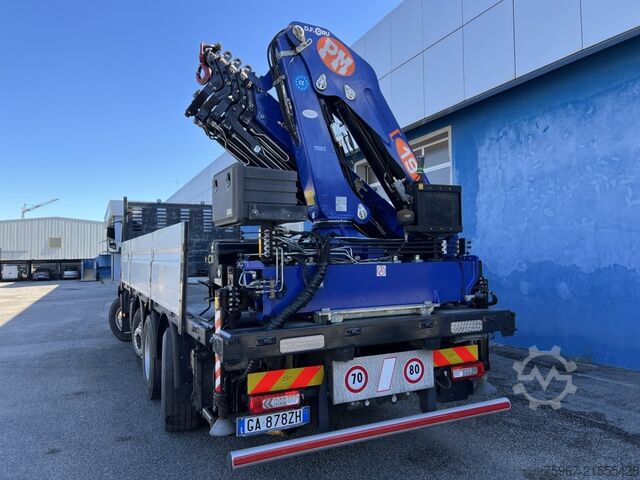 Lastbil med fast flak och kran Volvo FMX 500