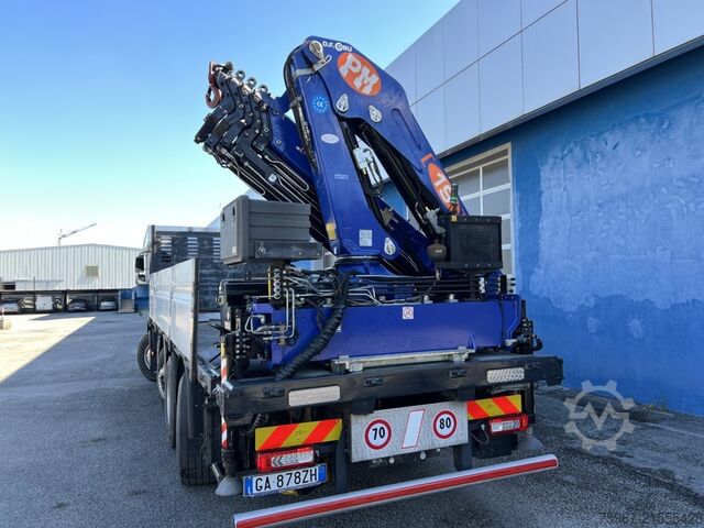 Lastbil med fast flak och kran Volvo FMX 500