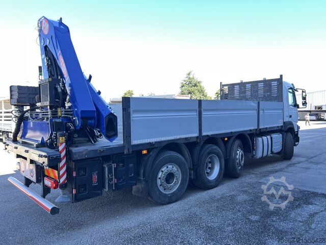 Lastbil med fast flak och kran Volvo FMX 500
