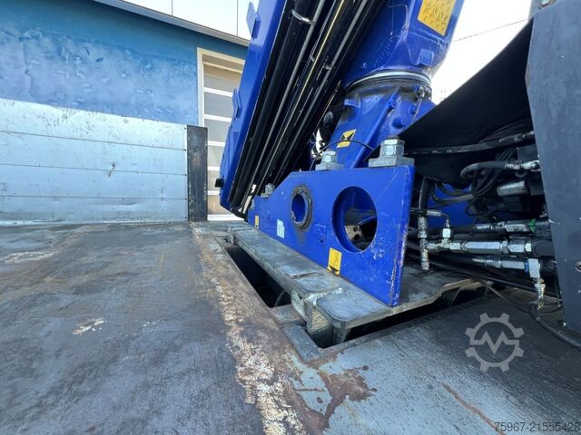 Lastbil med fast flak och kran Volvo FMX 500