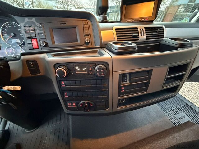 Vrachtwagen met bakwagen MAN TGL 8.190  Isolier Koffer mit Ladebordwand