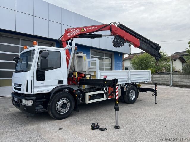 Sabit kasalı ve vinçli kamyon Iveco Eurocargo 180e28