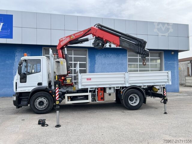 Sabit kasalı ve vinçli kamyon Iveco Eurocargo 180e28