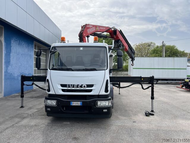 Sabit kasalı ve vinçli kamyon Iveco Eurocargo 180e28