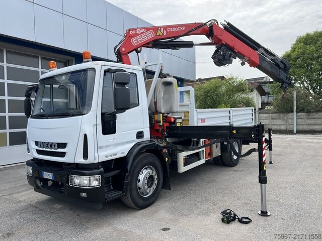 Sabit kasalı ve vinçli kamyon Iveco Eurocargo 180e28