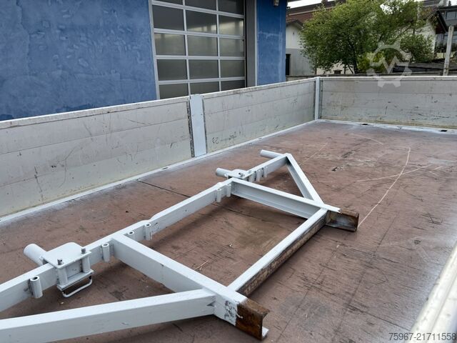 Sabit kasalı ve vinçli kamyon Iveco Eurocargo 180e28