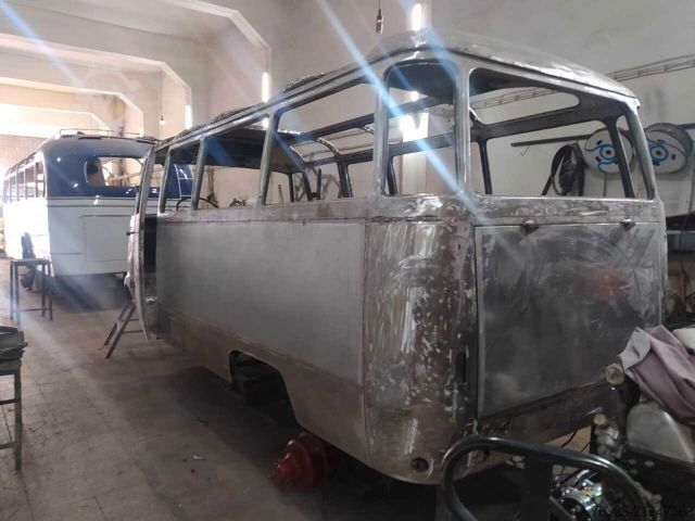 Minibus MERCEDES-BENZ Vorgänger Sprinter O 319 Samba mit Faltdach AC