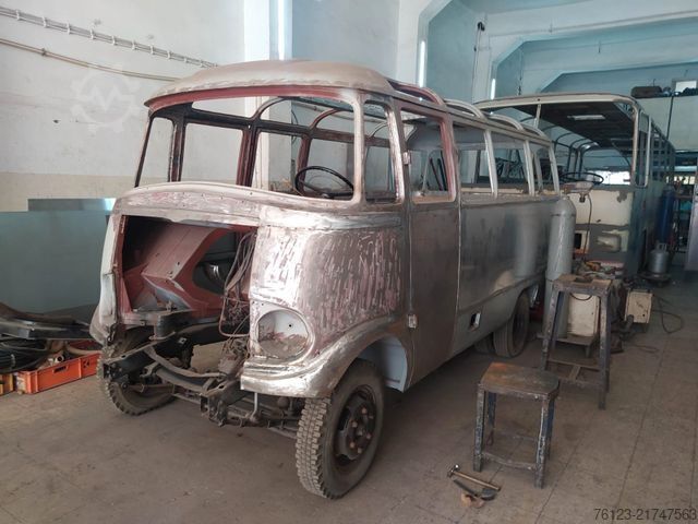 Minibus MERCEDES-BENZ Vorgänger Sprinter O 319 Samba mit Faltdach AC