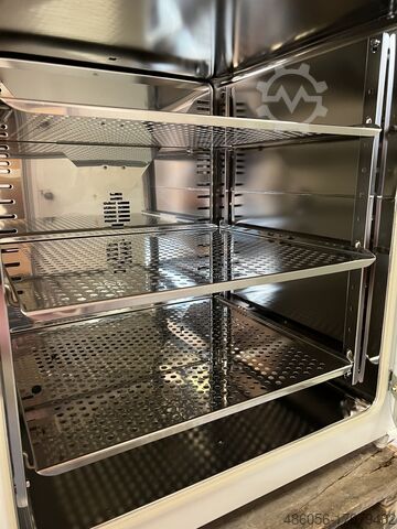 Partija koja se sastoji od 5 inkubatora Heraeus BBD 6220, HeraCell 240, Binder CB 150