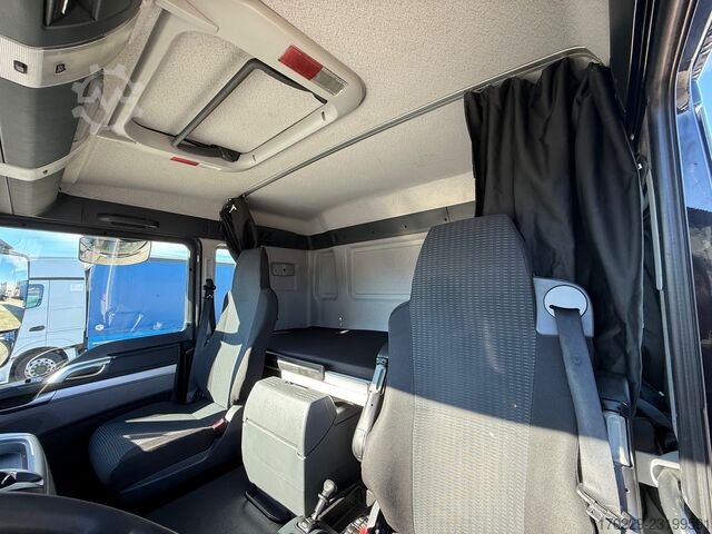 Camion cu platformă și prelată MAN TGS 18.360